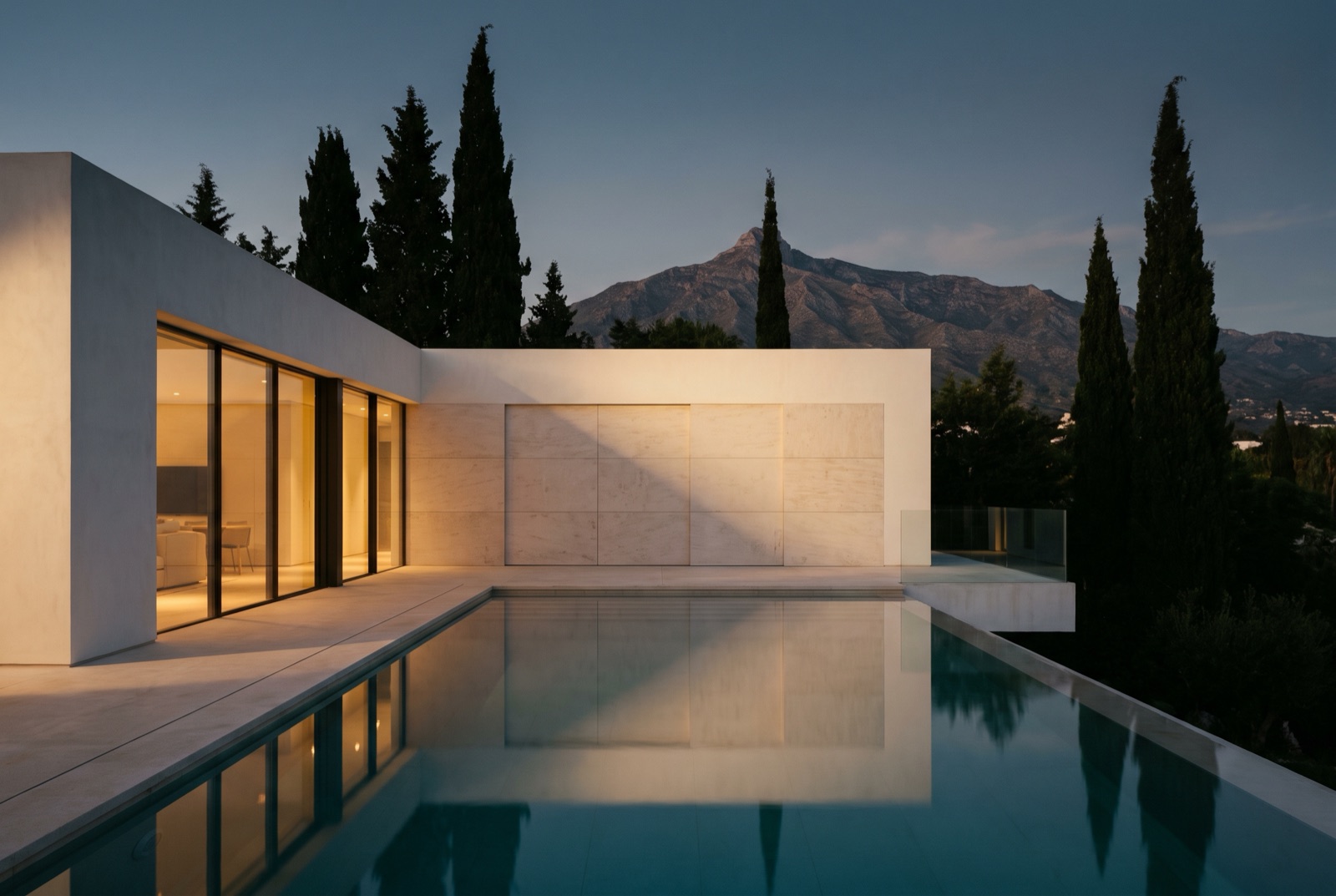 Villa contemporánea con piscina infinita sobre el Mediterráneo