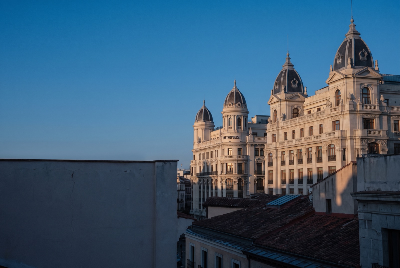 Horizonte de Madrid iluminado al anochecer
