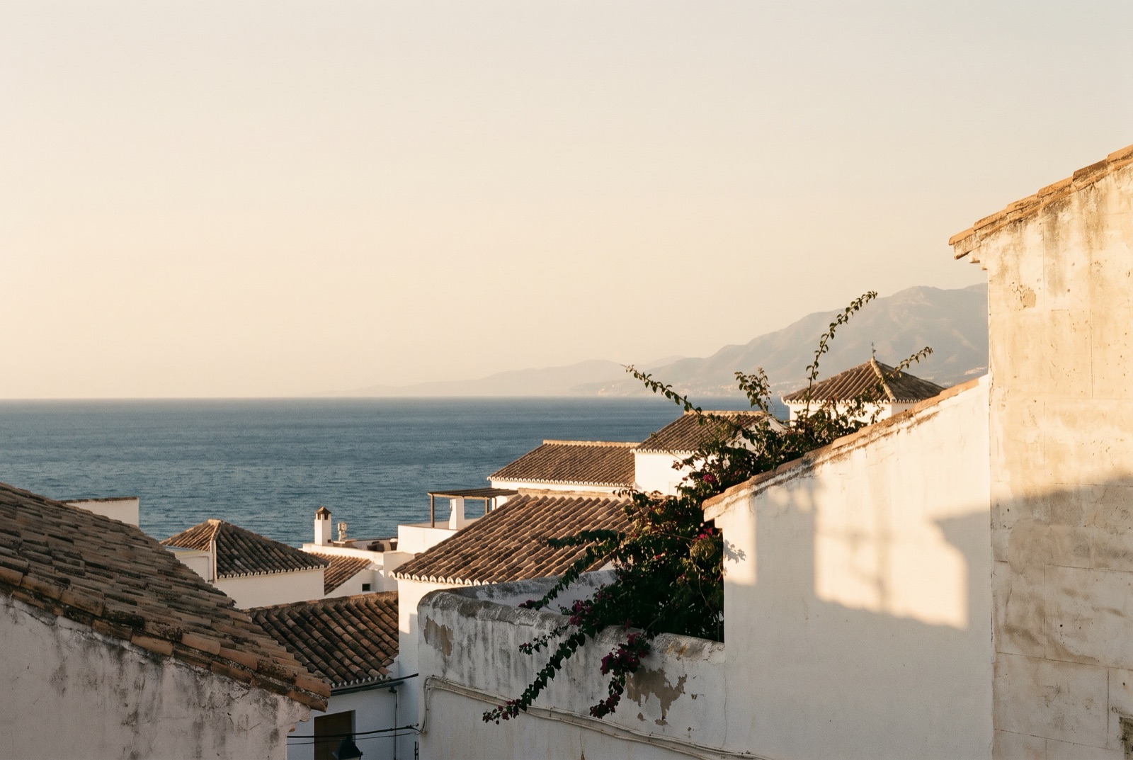 Tejados y mar de la Costa del Sol